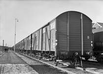 159859 Afbeelding van gesloten goederenwagens van de N.S. op het terrein van de wagenwerkplaats te Amersfoort.